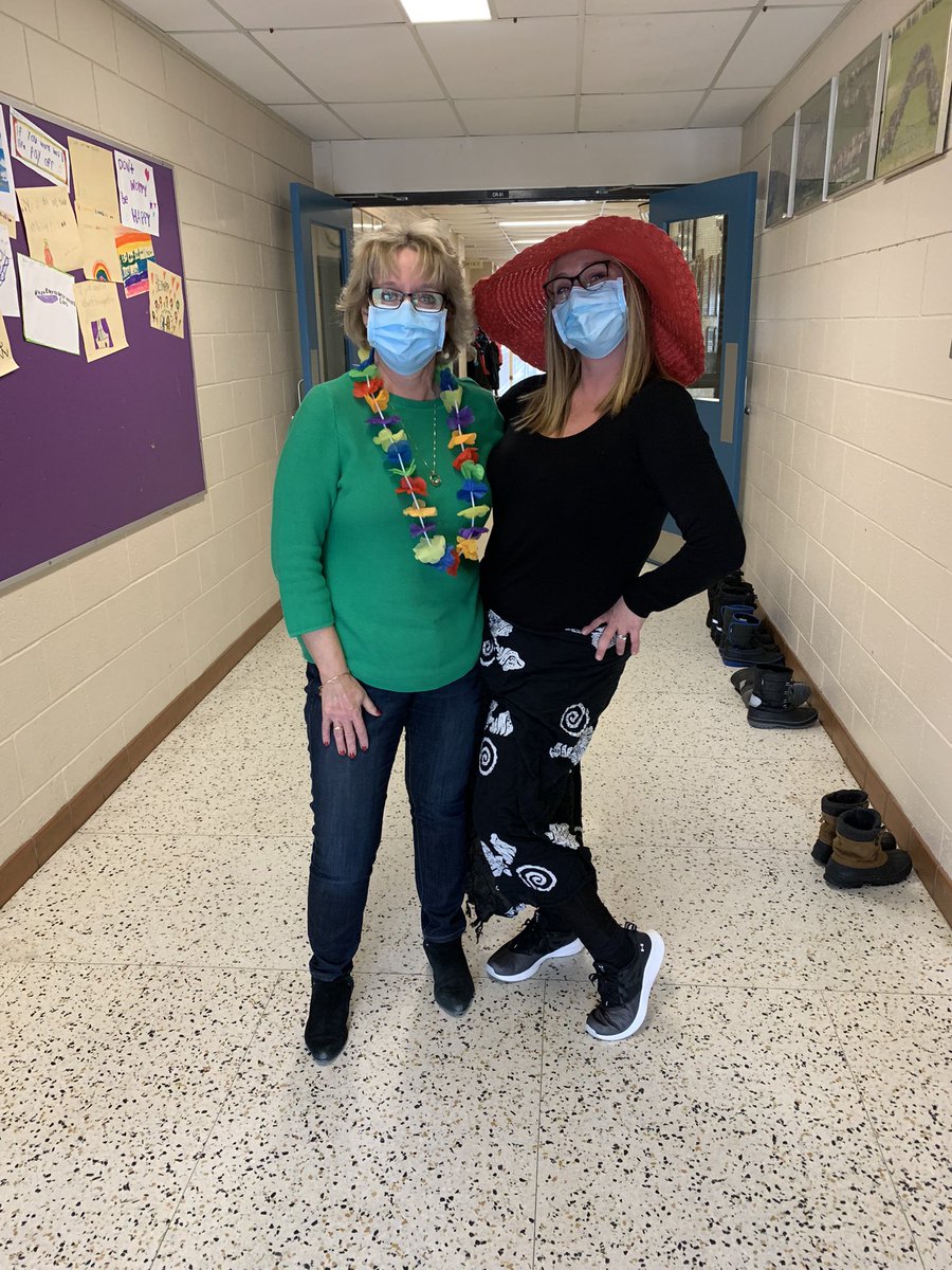 MosaCentral's tweet photo. Oh, to be somewhere on a beach today! Instead we brought a taste of ☀️🏖🌴to Mosa today. 🙏 to our amazing staff and students for showing such great spirit! @TVDSB @TVDSBSafeSchool @koylestewart @chjohnston3 @NatashaBenoit @teachtalbot @KFortneyP @kevin_auckland https://t.co/1ftUEWa4wG