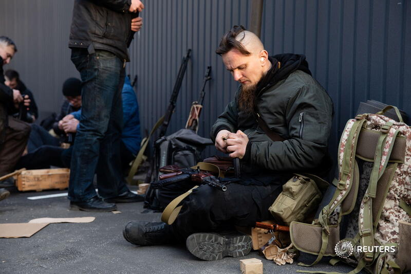 ReutersLatam's tweet photo. Civiles reciben armas para defender la ciudad de Kiev, #Ucrania . REUTERS/Mikhail Palinchak #UcraniaRusia https://t.co/BGcRt5DEHa
