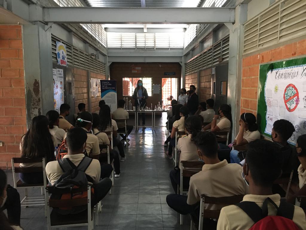 MedozaWullian's tweet photo. Equipo académico del espacio @ccauney de la @uney_oficial promueve el estudio de las ciencias de la alimentación en comunidad educativa de #Guama a través de donación de insumos y charlas de orientación vocacional! Felicidades! @TibisayLucena8 @JLEONYARA @arbolve @marioyovera https://t.co/H4qeWILPVQ