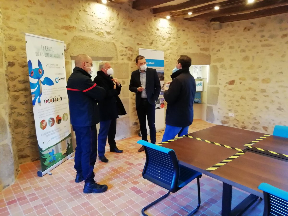 sdis53's tweet photo. Partenariat @uiisc1 @sdis53 #LHOIST_France_ouest. 
Visite des aménagements des pistes COD, formation conduite, sur le site #Neau par @olivierrichefou, William Limousin, @joelbalandraud et Colonel @MarcHoreau
@SecCivileFrance https://t.co/b7YvP04zmM