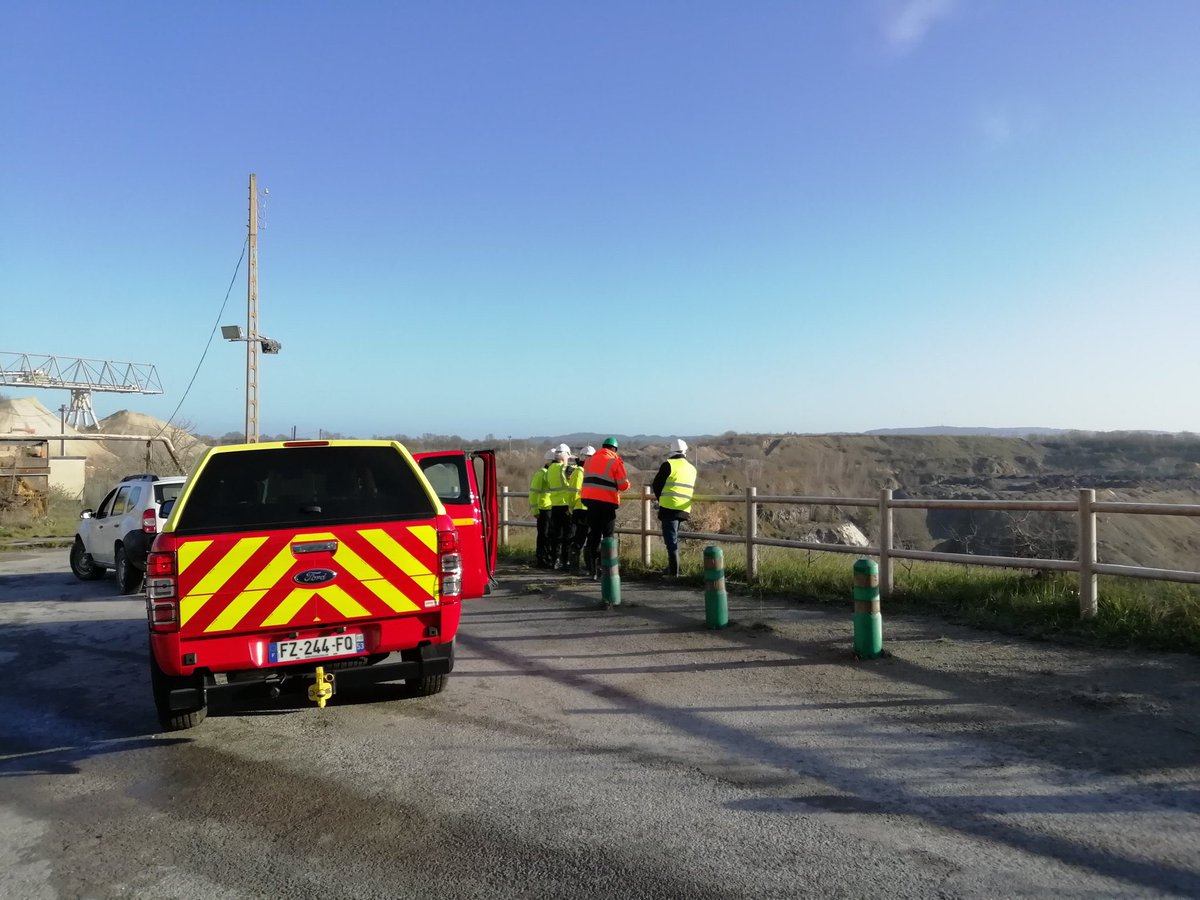 sdis53's tweet photo. Partenariat @uiisc1 @sdis53 #LHOIST_France_ouest. 
Visite des aménagements des pistes COD, formation conduite, sur le site #Neau par @olivierrichefou, William Limousin, @joelbalandraud et Colonel @MarcHoreau
@SecCivileFrance https://t.co/b7YvP04zmM