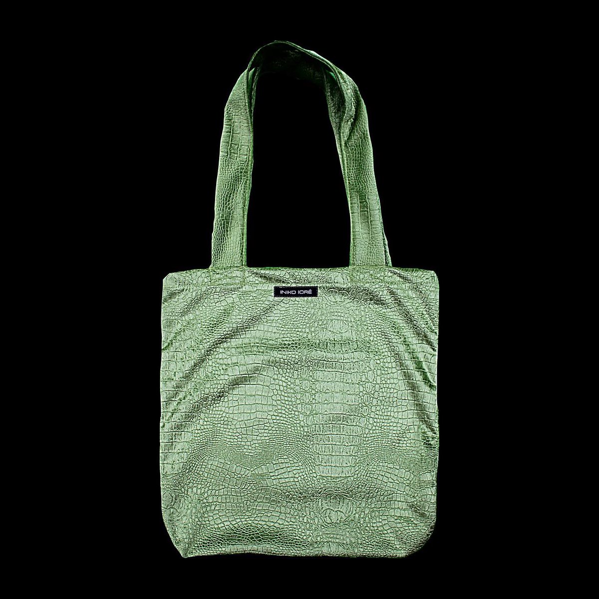 i2the4thpwr's tweet photo. Dropping these totes at 4pm today🌟 https://t.co/B5M7o280Kd