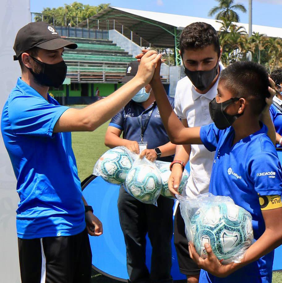 indeselsalvador's tweet photo. 🇸🇻⚽️🇪🇸

Los 60 niños de la zona paracentral finalizaron hoy su participación en el Campus Sociodeportivo del Programa LaLiga, Valores y Oportunidad.

#ConstruyendoElCamino https://t.co/MC6WSFGCtH