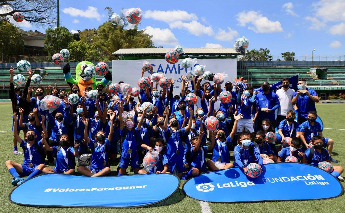 indeselsalvador's tweet photo. 🇸🇻⚽️🇪🇸

Los 60 niños de la zona paracentral finalizaron hoy su participación en el Campus Sociodeportivo del Programa LaLiga, Valores y Oportunidad.

#ConstruyendoElCamino https://t.co/MC6WSFGCtH