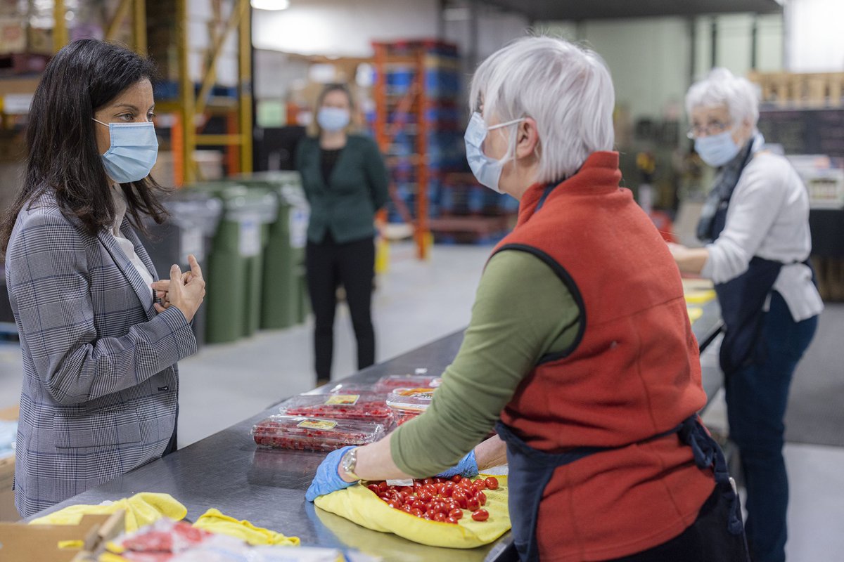 DomAnglade's tweet photo. Merci à Geneviève et son équipe de bénévoles pour votre chaleureux accueil à #MoissonEstrie, un organisme cherchant à diminuer le gaspillage alimentaire en distribuant des denrées aux personnes dans le besoin. Vous faites toute la différence dans la communauté sherbrookoise. ❤️ https://t.co/TDQhC1L97Y