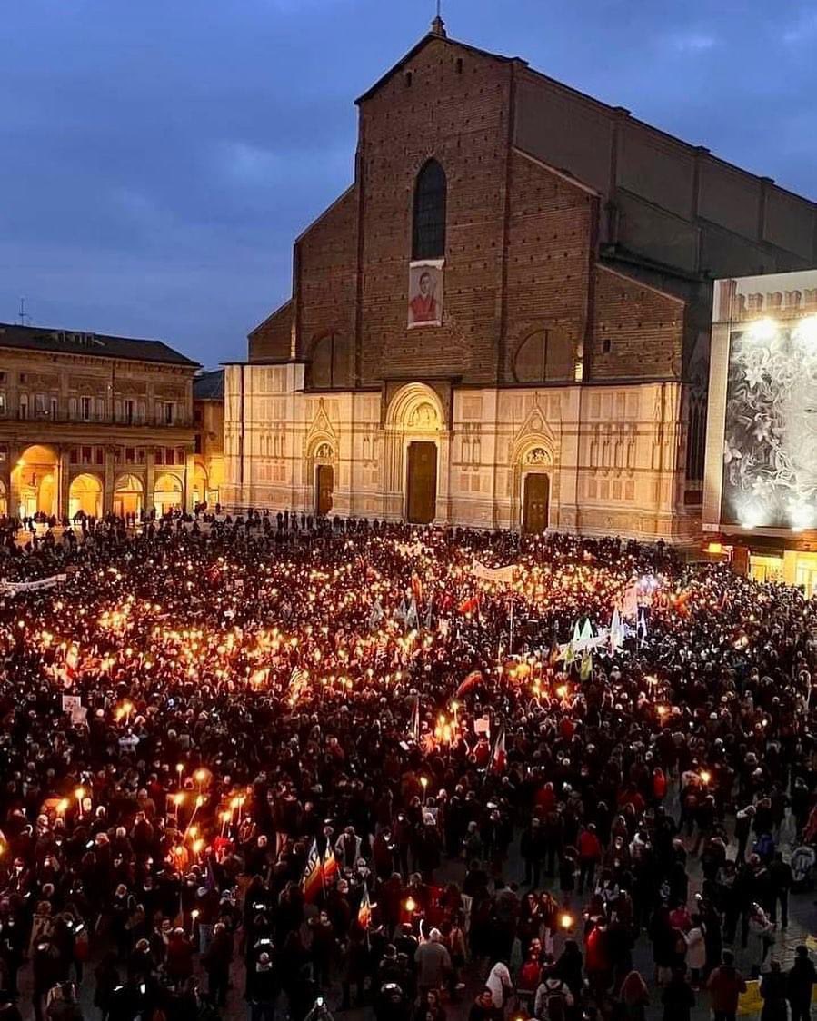 Bologna scende in piazza per dire stop alla guerra in Ucraina 🇺🇦