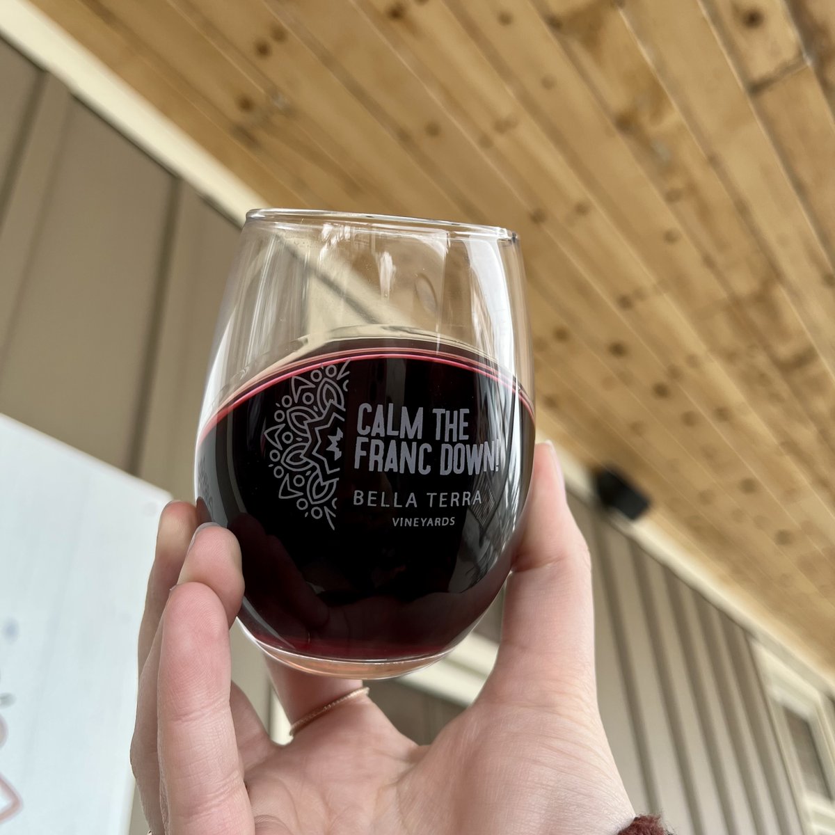 Long week at work? We think you deserve to relax with a nice glass of ‘Calm The Franc Down’ tonight🍷
All out? No need to stress! You can order 'Calm The Franc Down' on our online shop: bit.ly/3ImlMYF
#CalmTheFrancDown #CabernetFranc #wine