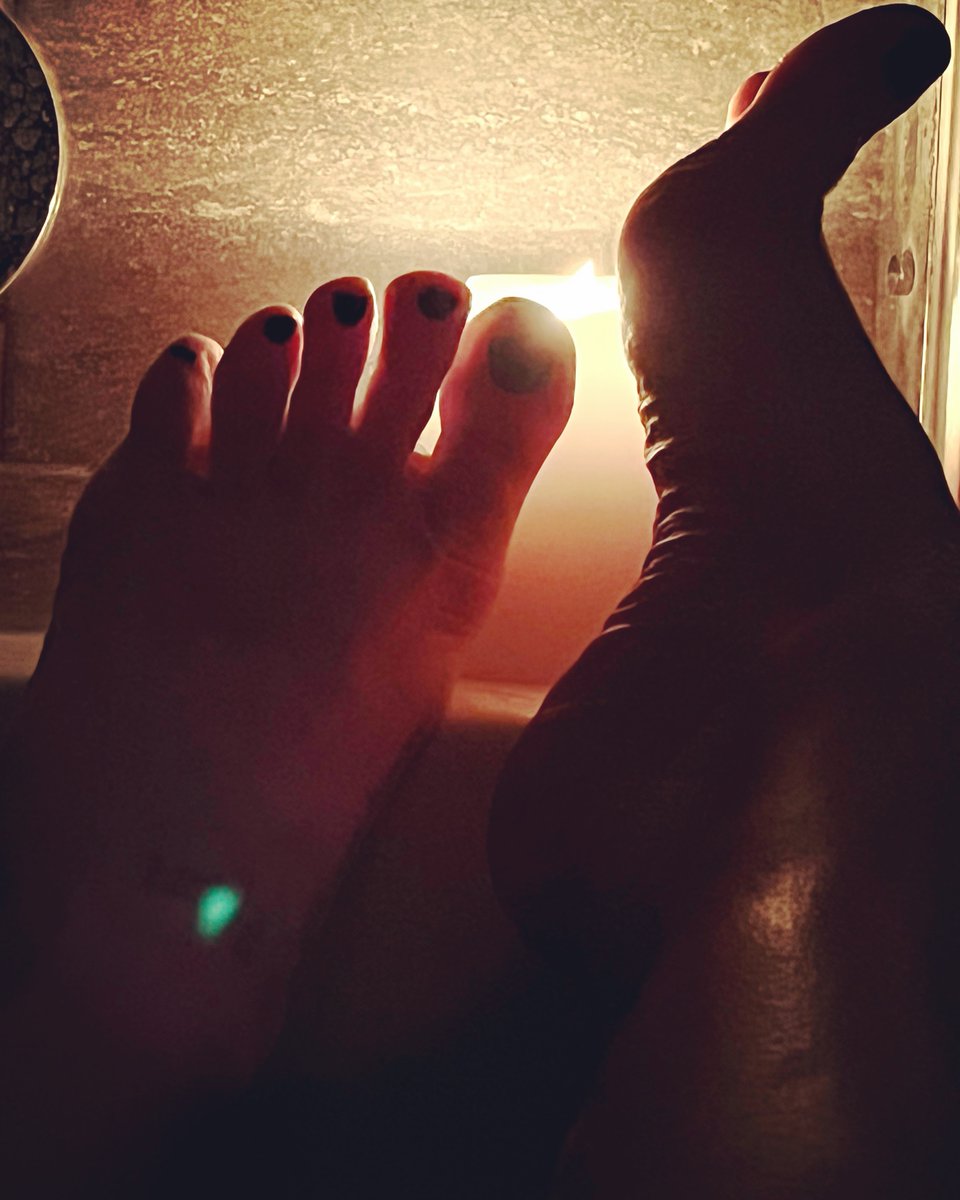 AlexaMcfarlane's tweet photo. Not feeling that great at the end of the working week so I’m opting for a #soak in the #bath with my #feetup. Feel free to cheer me up! #feetupfriday #wrinklysoles #moistfeet #wetfeet #wettoes #longtoes #candlelight #heel #archedfoot #poorlygirl #sickgirl #tiredfeet https://t.co/4rnFBPg1C3