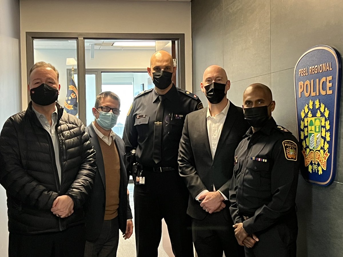 Proud to host our @VancouverPD friends today to tour the @PeelPolice Communications and Real Time Operations Centre. Sharing progressive ideas that promote safety in our communities. @ChiefPalmer @ChiefNish @DeputyChow @DeputyOdoardi