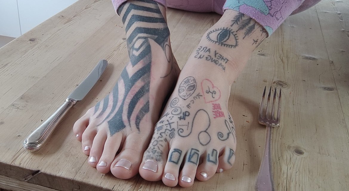 Dinner is served ! @evskivicious is attending our party 🎉