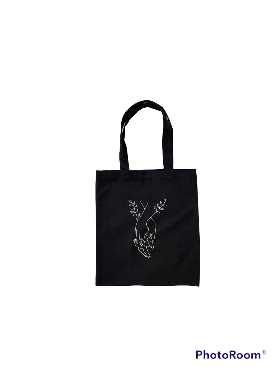 munieeerah's tweet photo. I sell tote bags please support my small business 🥺🙏@seventy2studios 
Price:#3000 
Send a dm to shop!!

#AbujaTwitterCommunity#Timeline#kadunatwitter#lagos#totebagsnigeria https://t.co/5oBZgdOmnK