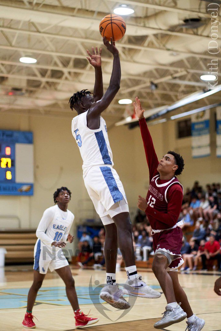 EraPrep's tweet photo. GROUP #1: Photo highlights from the @FHSAA Class 3A - Region 3 semifinal between @SJPIIEagles &amp; @SFCHawks 

📷: @keithdonyel  🔥🔥🔥🔥

@PBCBBallForum @Rangeman_Films @FutureDraftStyl @Opp_Sports_Ent https://t.co/XFtTtlHTts