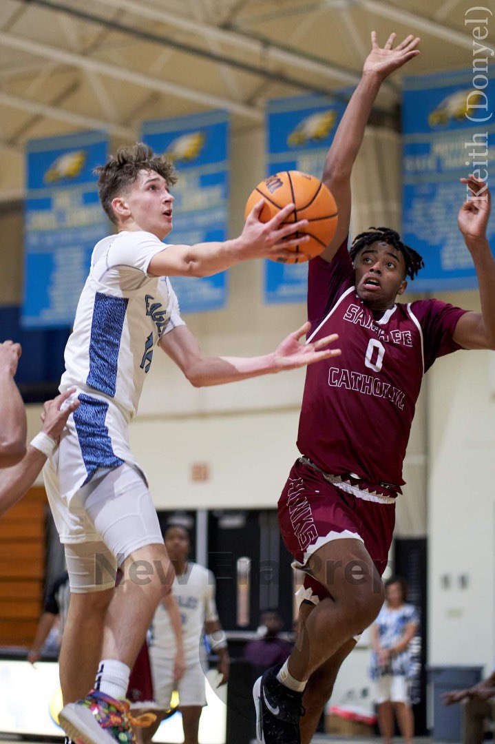 EraPrep's tweet photo. GROUP #1: Photo highlights from the @FHSAA Class 3A - Region 3 semifinal between @SJPIIEagles &amp; @SFCHawks 

📷: @keithdonyel  🔥🔥🔥🔥

@PBCBBallForum @Rangeman_Films @FutureDraftStyl @Opp_Sports_Ent https://t.co/XFtTtlHTts