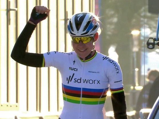 🏆 Ultimas ganadoras de la Omloop Het Nieuwsblad Femenina:
2021: 🇳🇱 Anna van der Breggen
2020: 🇳🇱 Annemiek van Vleuten
2019: 🇳🇱 Chantal van den Broek-Blaak
2018: 🇩🇰 Christina Siggaard
2017: 🇳🇱 Lucinda Brand
2016: 🇬🇧 Elizabeth Deignan
2015: 🇳🇱 Anna van der Breggen