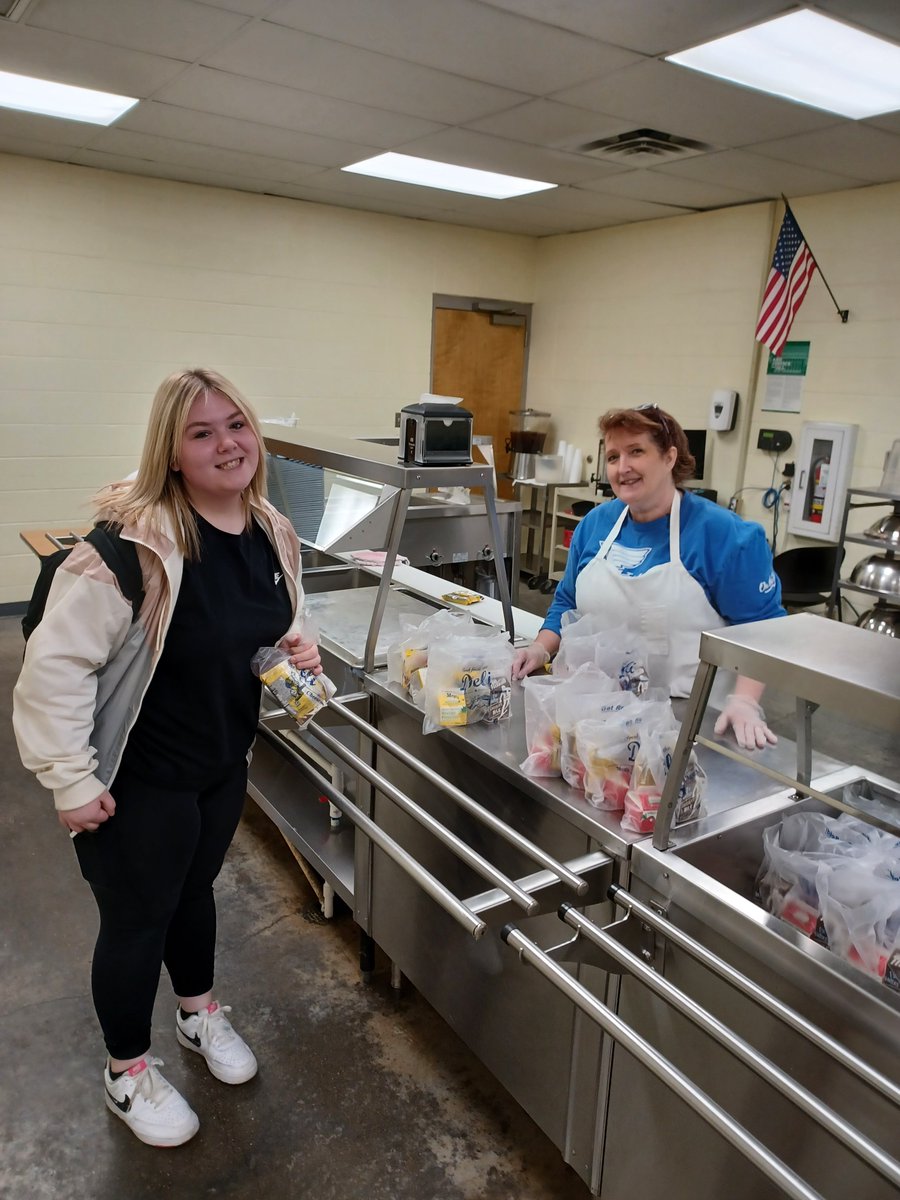 CCR2_Supt's tweet photo. I watched several of our students go through the grab'n go breakfast line the other AM. Greeted with a smile by food service and parting with Thank you's &amp; Have a good day! @CubaHighSchool students are awesome! https://t.co/OvZ2lGNhp7