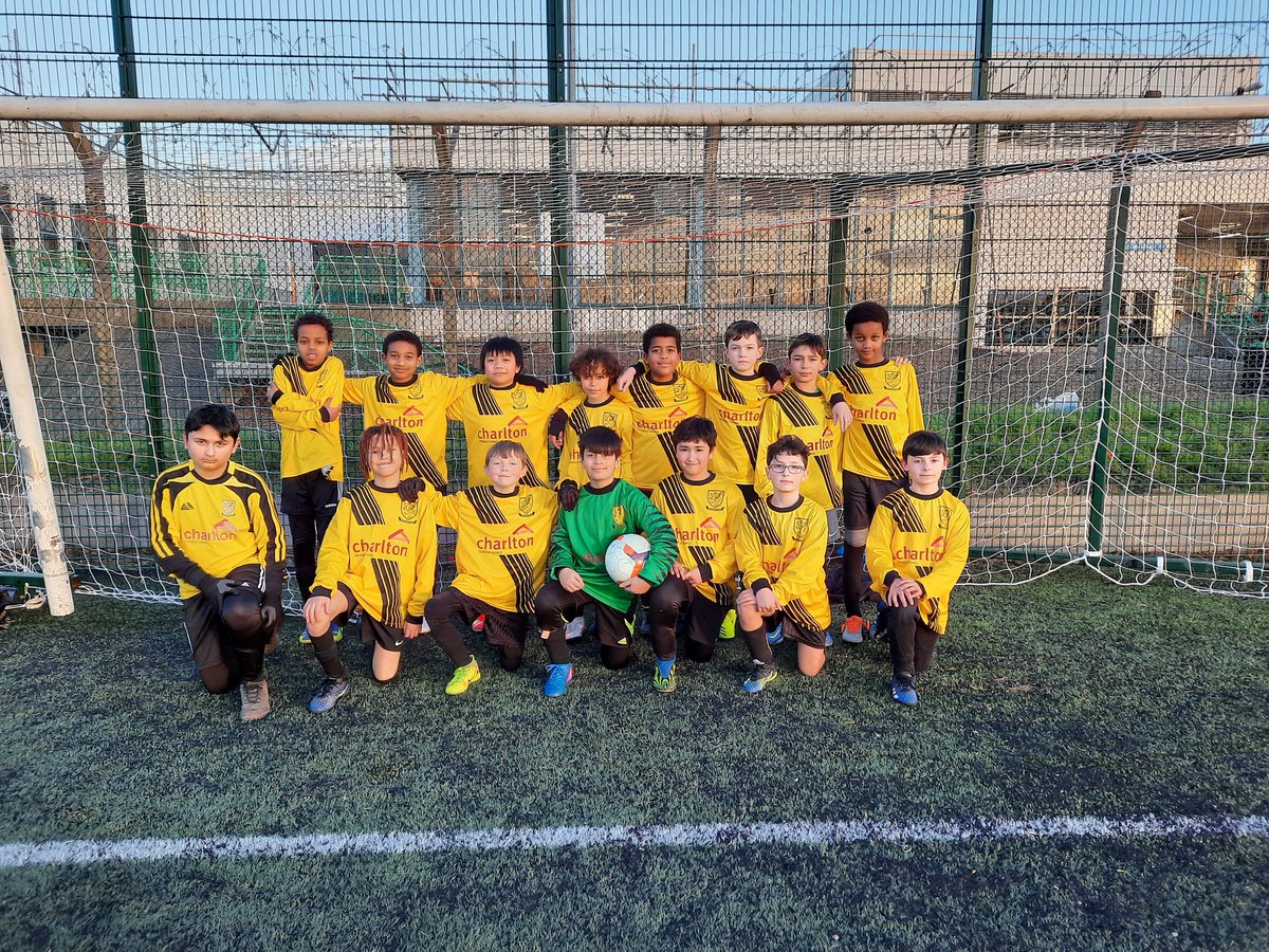 MissCollerPE's tweet photo. The @charltonmanor boys football team enjoyed their games this evening in the Meridian Football League. #skills #teamwork https://t.co/rBpwyjxkti