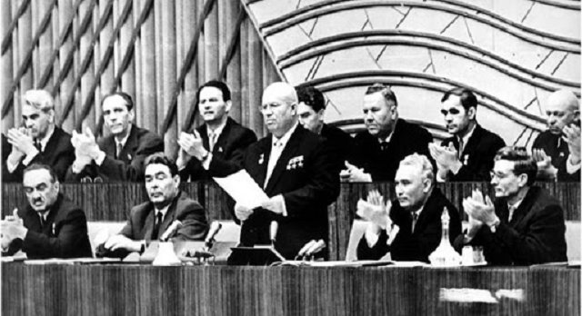 ManelMarquezB's tweet photo. La noche del 25 de febrero de 1956, se celebró en #Moscú el XX Congreso del Partido Comunista de la Unión Soviética, donde en sesión cerrada, Nikita #Krushchev pronunció un discurso secreto, en el que criticó los efectos perjudiciales del culto a la personalidad de Iósif #Stalin https://t.co/znbHc8x7po