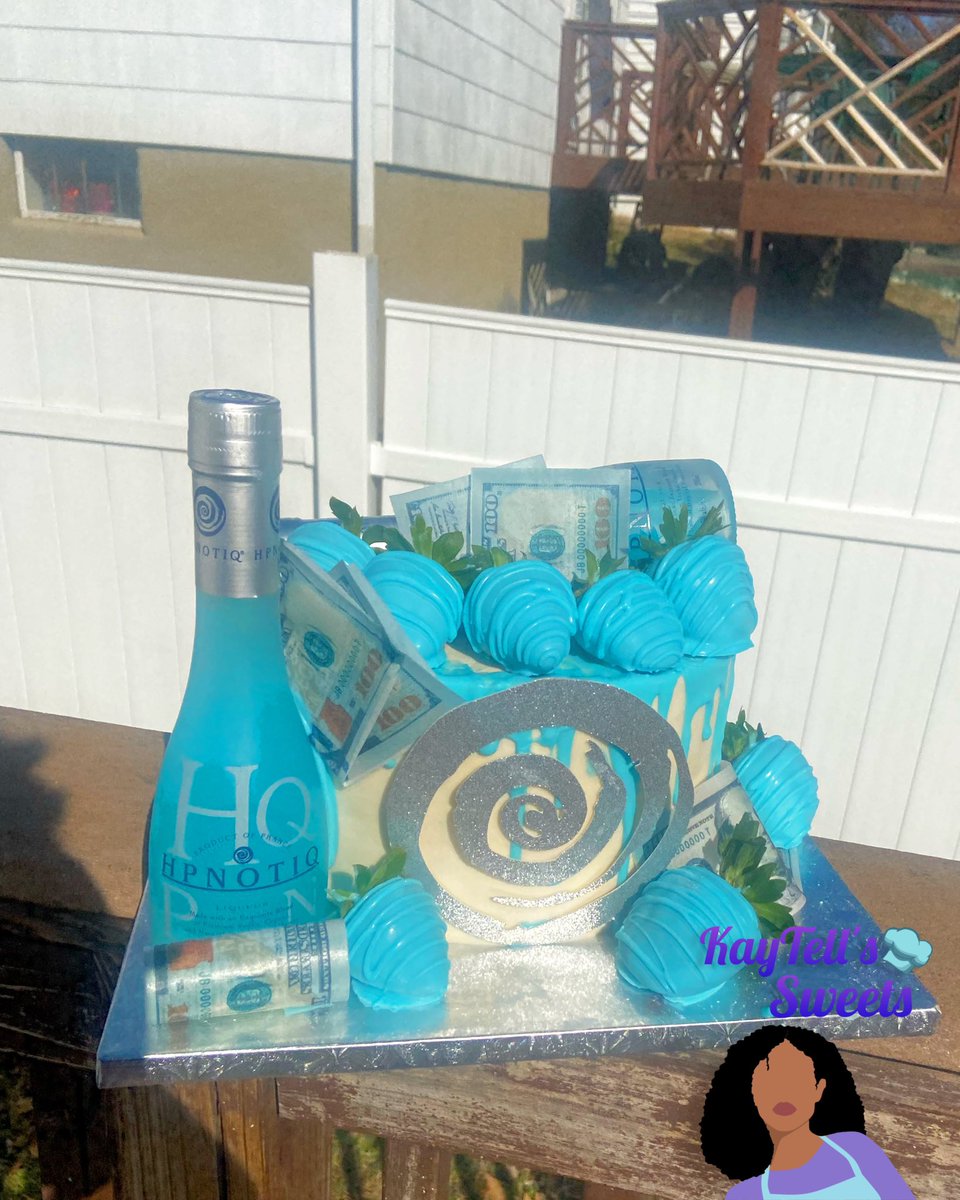 KayTellsSweets's tweet image. Custom cake🌀