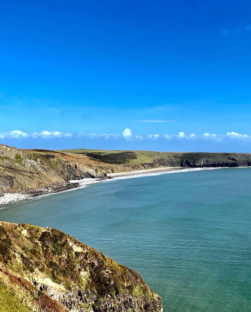 AJRNuttall's tweet photo. Best weather of the week in #northwales #wintersunshine☀️ #northwalescoastalpath @AbersochLife https://t.co/UyWLg5HKlv