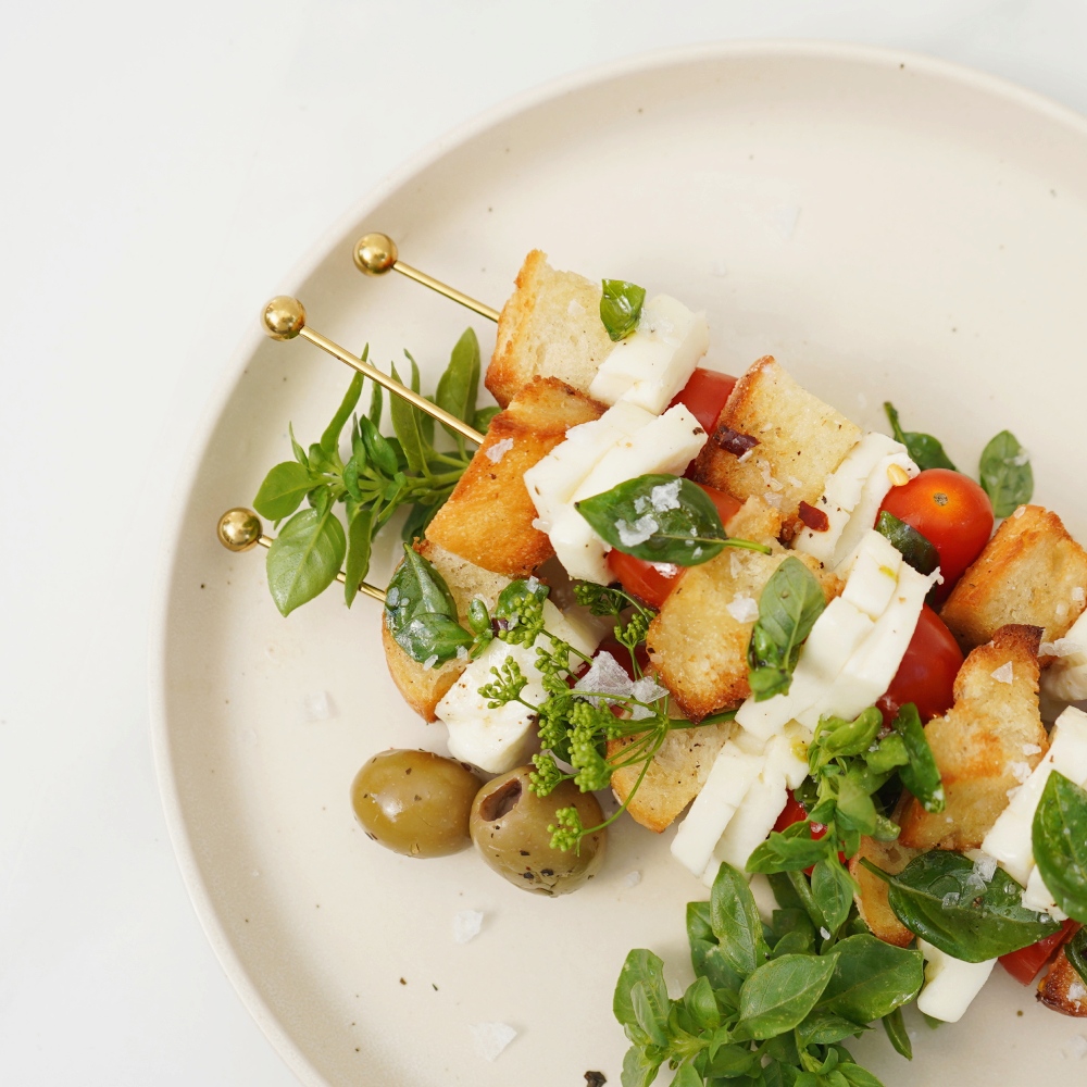 A Bar Above tweet media