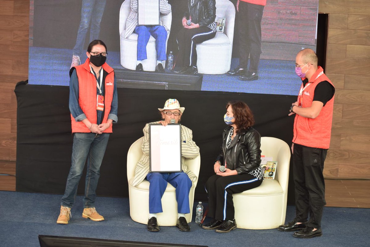 PeriodismoHgo's tweet photo. Recibe galardón especial por su destacada trayectoria como comunicador, el hidalguense Gonzalo Martré, a quien también le agradecemos por ofrecernos su ponencia 'Cómo me hice periodista'. https://t.co/fmg52bzv3R