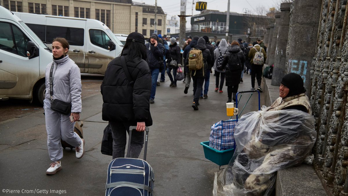 затор на дороге. люди на вокзале. украинские поезда. последние события на украине. киев сейчас.