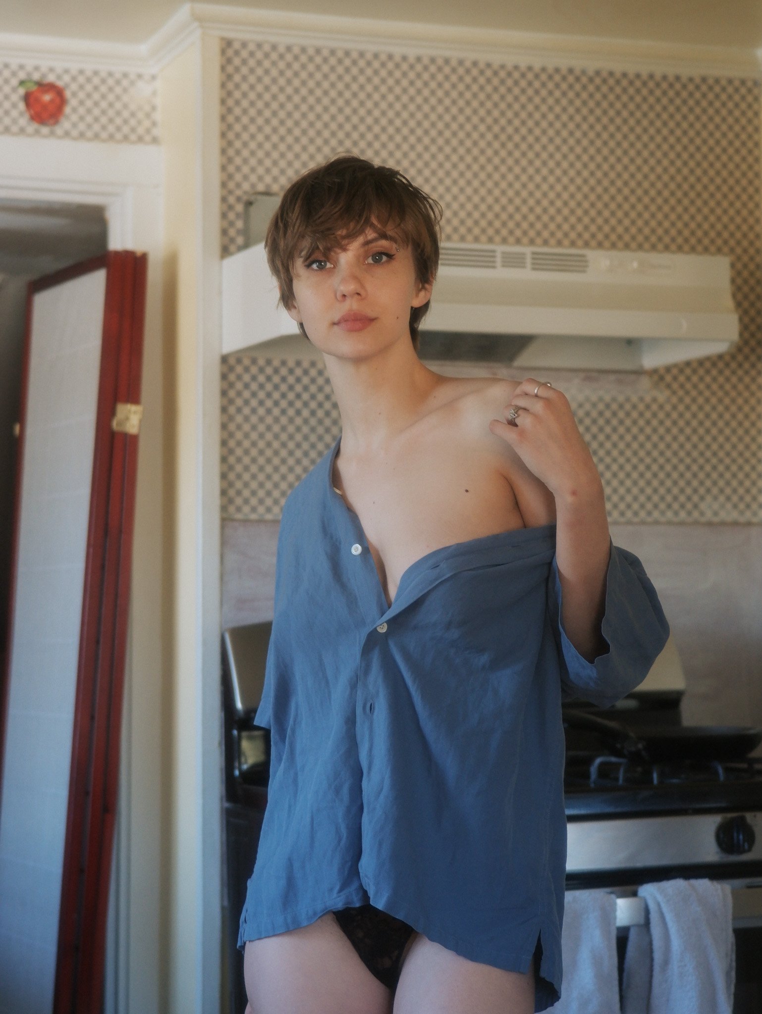 1 pic. These photos give me early morning making-breakfast-in-your-clothes vibes 🍳 Model : @KCoyote97 https://t.co/RNinb5S6Ce