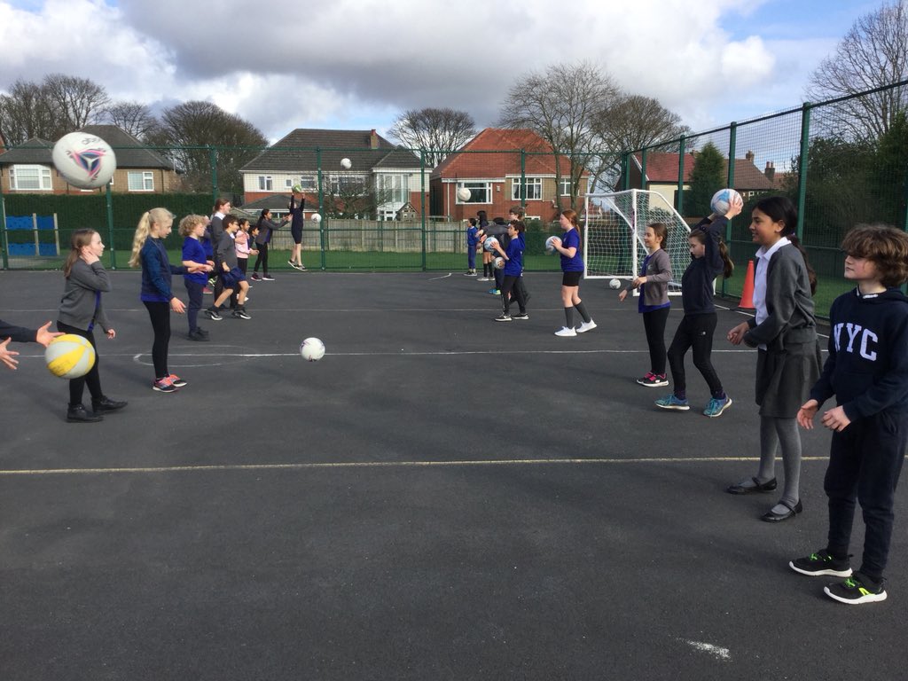 MarklandHill's tweet image. Linden class have been practising different types of passing in PE today. #chestpass #bouncepass #shoulderpass #keypesports