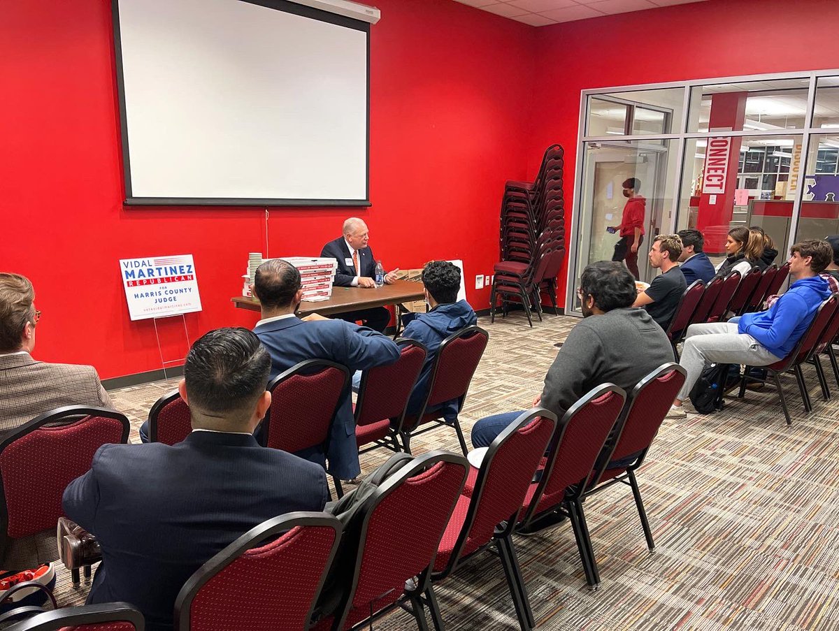 VidalMartinezTX's tweet photo. I enjoyed meeting with the College Republicans at @universityofhouston. I attended law school at UH and was appointed to the UH Board of Regents. I’m proud of this University, and even more proud of these bright young men and women who are our future leaders. @UofHCR GO COOGS! 🐾 https://t.co/qhv1RXilVh