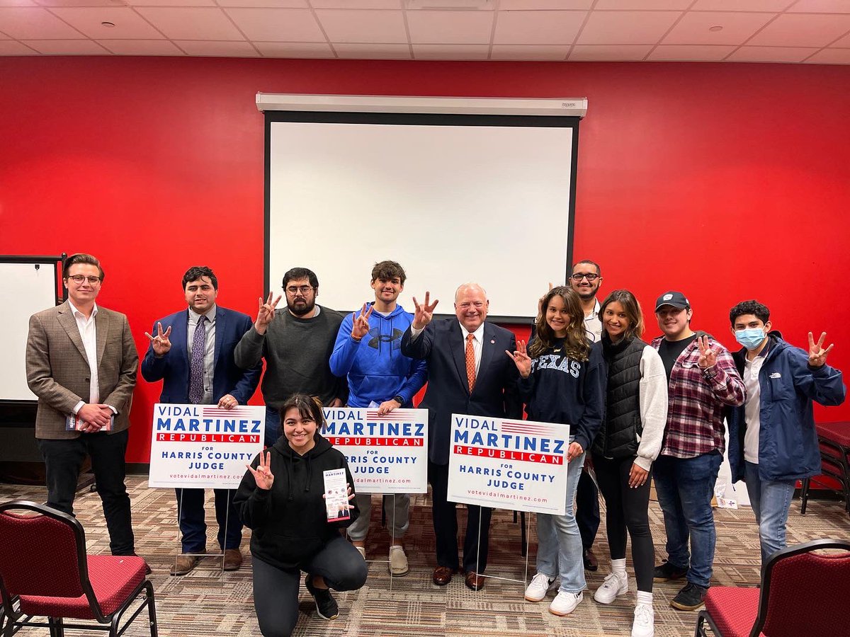 VidalMartinezTX's tweet photo. I enjoyed meeting with the College Republicans at @universityofhouston. I attended law school at UH and was appointed to the UH Board of Regents. I’m proud of this University, and even more proud of these bright young men and women who are our future leaders. @UofHCR GO COOGS! 🐾 https://t.co/qhv1RXilVh