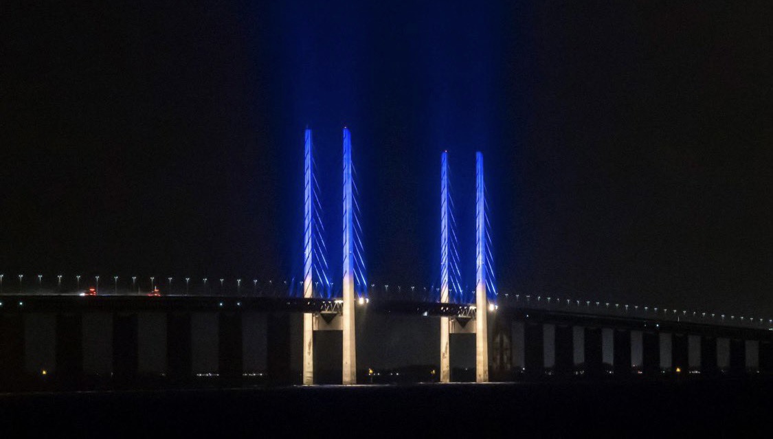 Solidarity with 🇺🇦 all over the would. Here the long Öresund bridge between 🇩🇰 and 🇸🇪.