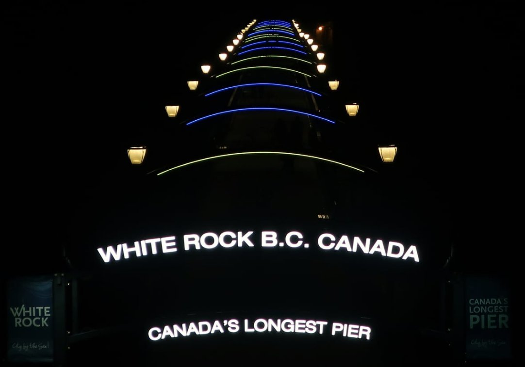 The White Rock Pier lights will be lit up in blue and yellow to reflect the City of White Rock’s support for the country and the people of Ukraine. 🇺🇦 
#WhiteRockBC
