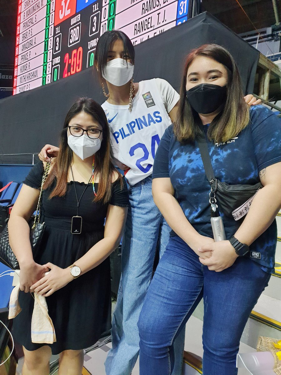 kkdwightfam's tweet photo. KKDwight fam finally got to meet Kianna! It was surreal! She even asked to take a picture with the fam using her phone 🥺 Such a happy moment for everyone who were there. 

We love you @KiannaDy and @dram0s_ 💖💖💖 https://t.co/zewQTLxp97