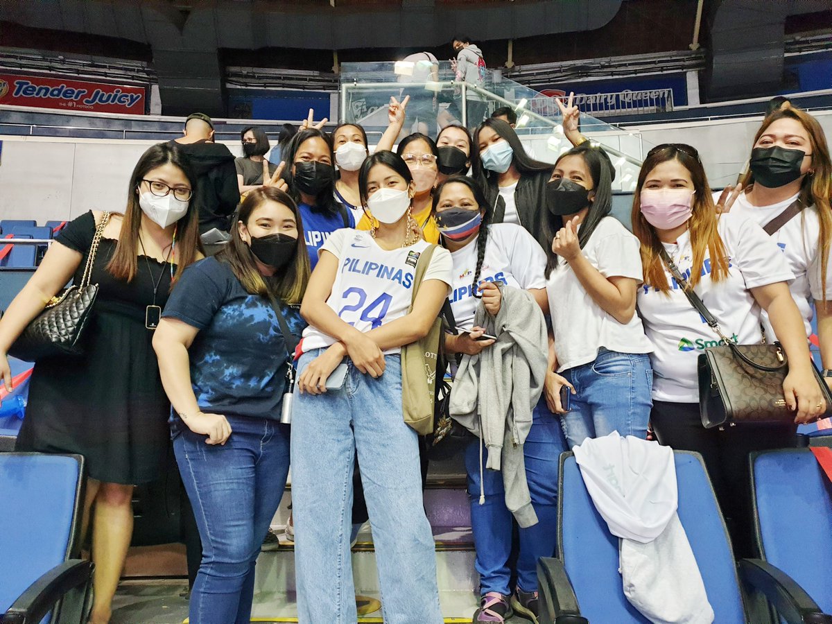kkdwightfam's tweet photo. KKDwight fam finally got to meet Kianna! It was surreal! She even asked to take a picture with the fam using her phone 🥺 Such a happy moment for everyone who were there. 

We love you @KiannaDy and @dram0s_ 💖💖💖 https://t.co/zewQTLxp97