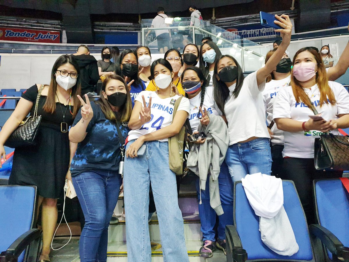 kkdwightfam's tweet photo. KKDwight fam finally got to meet Kianna! It was surreal! She even asked to take a picture with the fam using her phone 🥺 Such a happy moment for everyone who were there. 

We love you @KiannaDy and @dram0s_ 💖💖💖 https://t.co/zewQTLxp97