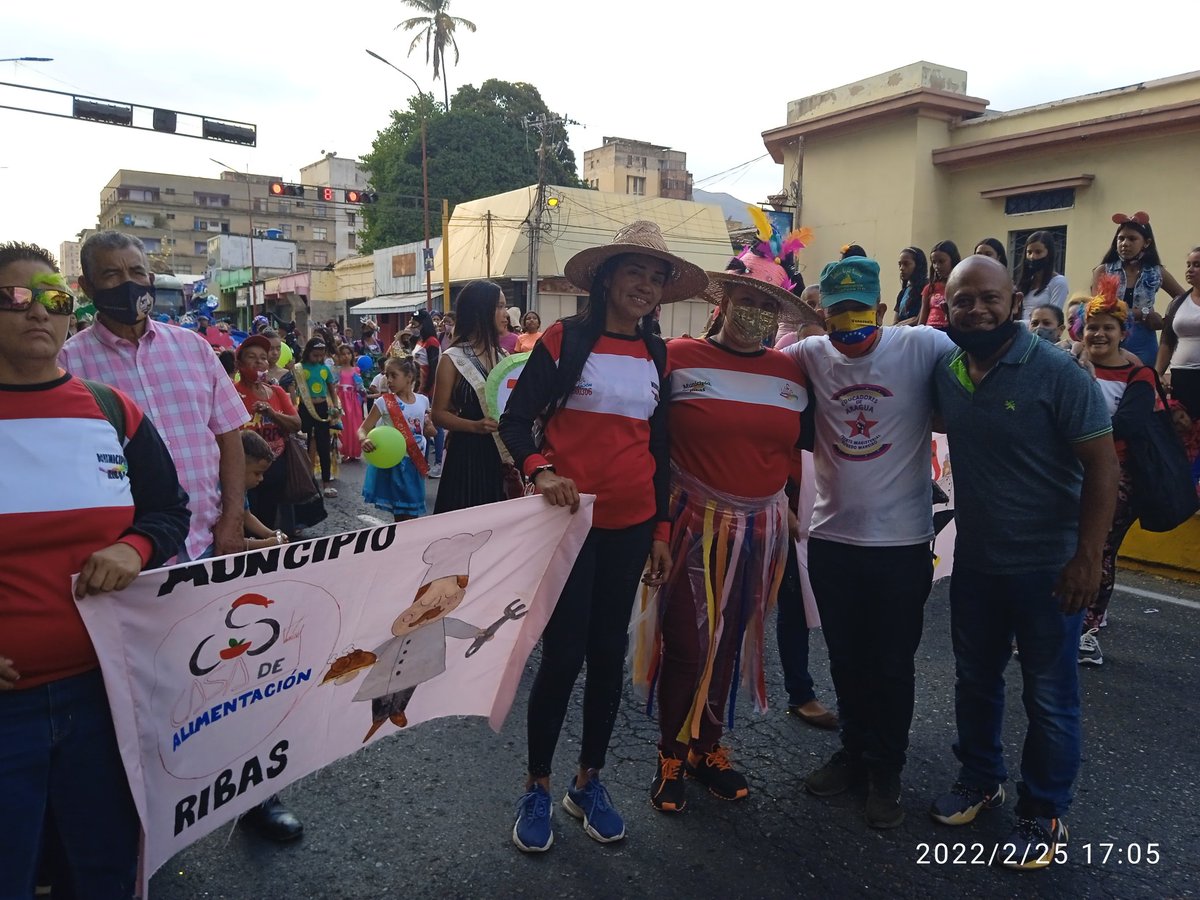 MYovao120's tweet photo. Educación dijo presente en la comparsa Municipal encabeza por nuestro alcalde @juancarlospsuv .
@Soykarinacarpio #CarnavalesSeguros2022 https://t.co/go2NHhppvB