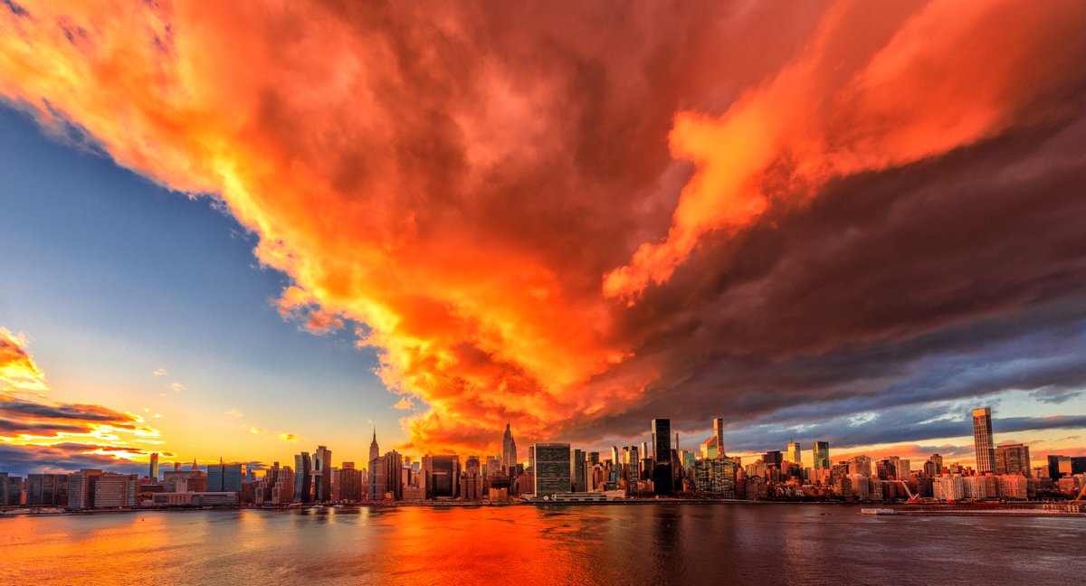 isardasorensen's tweet photo. Fiery #sunset skies tonight in #NYC. https://t.co/KUhJ7ygU1f