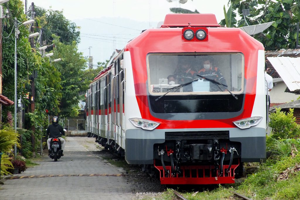 Anasruloh_MA's tweet photo. Facelift yang ke-2
.
IF : C-KRDE Holec ex. Prameks K3 2 12 16 - 20 (D6/10641)
.
.
#krde #keretaapiindonesia #indonesianrailway #indonesianrailwayphotography #fujifilm #daop6 #yogyakarta #jogjaistimewa #Indonesia https://t.co/g28RrIRWun