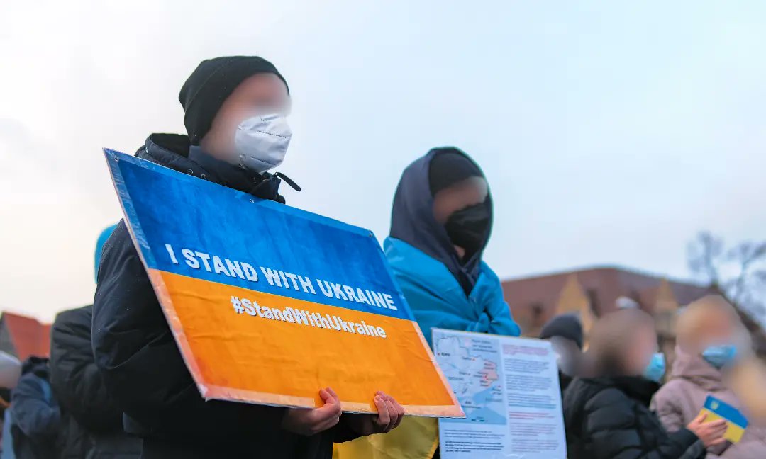mic_weiland's tweet photo. In #Erfurt bekundeten Hunderte Solidarität mit der Bevölkerung der #Ukraine. Bei der Versammlung auf dem Domplatz wurden außerdem Forderungen nach Sanktionen laut und Hilfsmaßnahmen vorgestellt, darunter private und städtische Initiativen.

https://t.co/kMPXeaLcIJ

#EF2502 https://t.co/JttpfKan1l