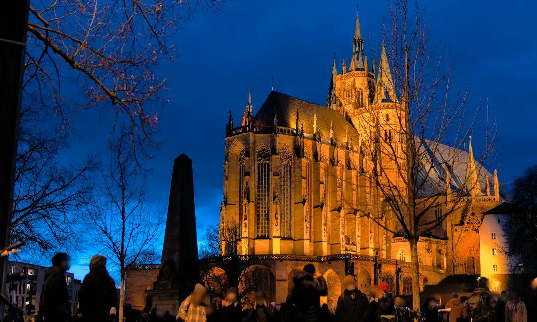 mic_weiland's tweet photo. In #Erfurt bekundeten Hunderte Solidarität mit der Bevölkerung der #Ukraine. Bei der Versammlung auf dem Domplatz wurden außerdem Forderungen nach Sanktionen laut und Hilfsmaßnahmen vorgestellt, darunter private und städtische Initiativen.

https://t.co/kMPXeaLcIJ

#EF2502 https://t.co/JttpfKan1l