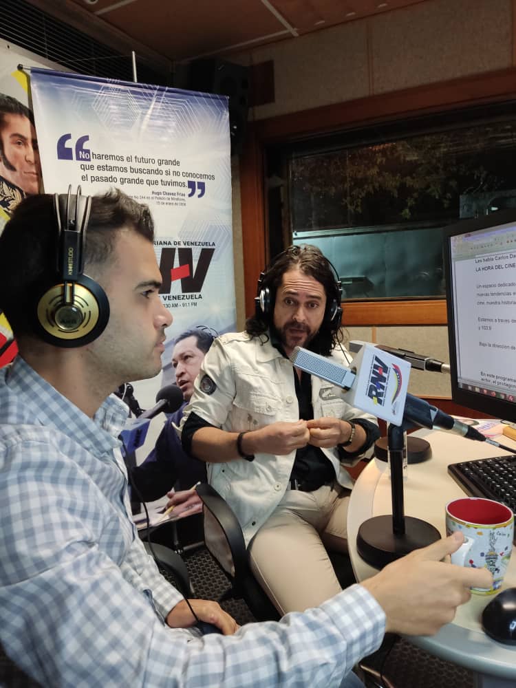 RNVinformativa's tweet photo. #EnFotos

Carlos Daniel Alvarado conversa con el actor Juvel Vielma.

Sintoniza 'La hora del cine' 

Somos RNV, la señal que recorre la Patria 🇻🇪

#CarnavalesSeguros2022 #YoSoyDeAqui https://t.co/TRKBdW2jeZ