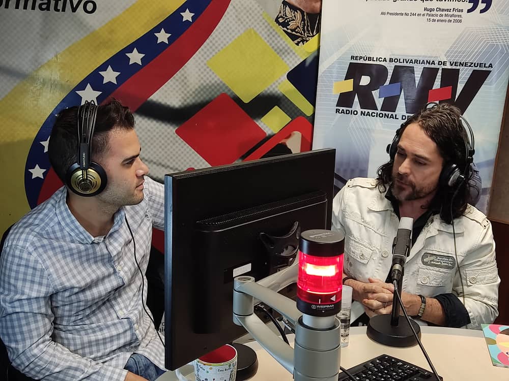RNVinformativa's tweet photo. #EnFotos

Carlos Daniel Alvarado conversa con el actor Juvel Vielma.

Sintoniza 'La hora del cine' 

Somos RNV, la señal que recorre la Patria 🇻🇪

#CarnavalesSeguros2022 #YoSoyDeAqui https://t.co/TRKBdW2jeZ