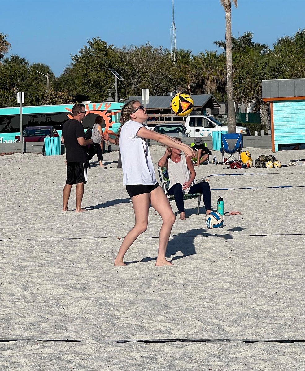 AshlynVolley's tweet photo. #beachvolleyball season, my favorite! #volleyballrecruiting #volleyball #volleyballteam #volleyballplayer #volleyballrecruit #playvolleyballincollege  #collegerecruiting #highschoolvolleyball #varsityvolleyball #vballrecruit #scoutme https://t.co/35K41ErPt9