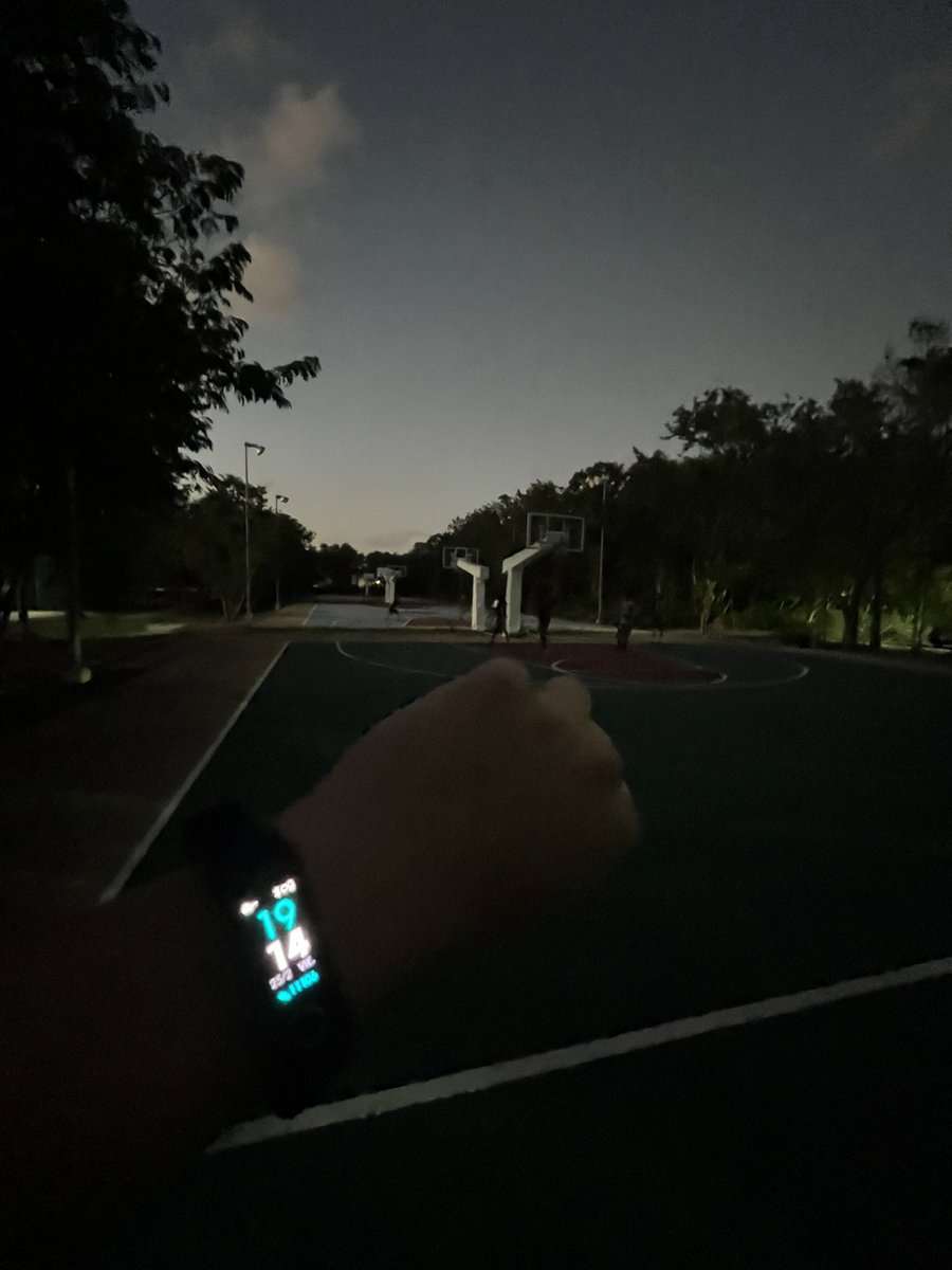 ramonlf23's tweet photo. Familias haciendo deporte en la unidad deportiva en plena oscuridad, más de 1 semana , ¿como fomentamos el deporte @SolidaridadAyto ? @CarlosJoaquin @LiliCamposM https://t.co/5iBKVtIm72