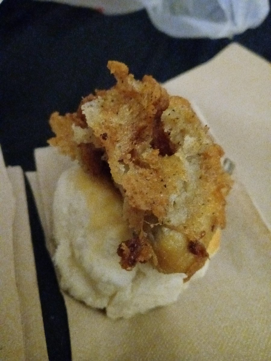 TurnerThea's tweet photo. @kfc so disappointed in the size of the pieces of chicken. The biscuit is bigger. Something is wrong with this! https://t.co/A1RxX8yode