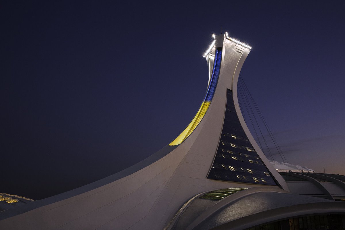 Au tour de la Tour de Montéal du Stade olympique de s’illuminer aux couleurs de l’#Ukraine.

📷 : <a href="/parcolympique/">Parc olympique</a>