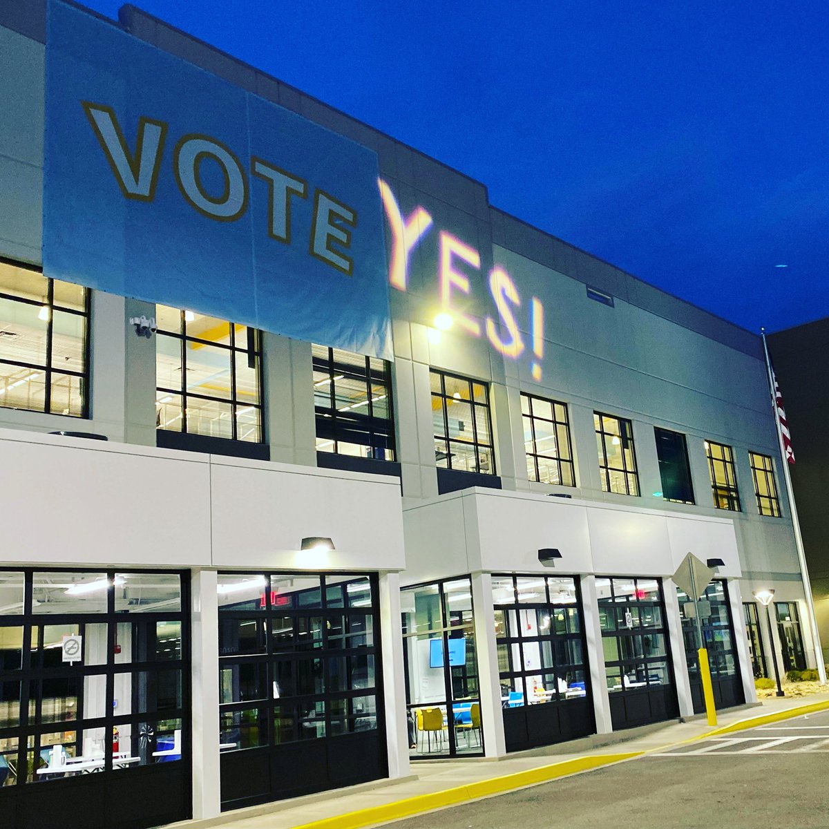 BAmazonUnion's tweet photo. In case you were waiting for a sign here’s one! VOTE #UNIONYES! H/T @iatse for the help with the setup so we could share our message tonight! #1U #UnionStrong https://t.co/z4P7QM5t1H
