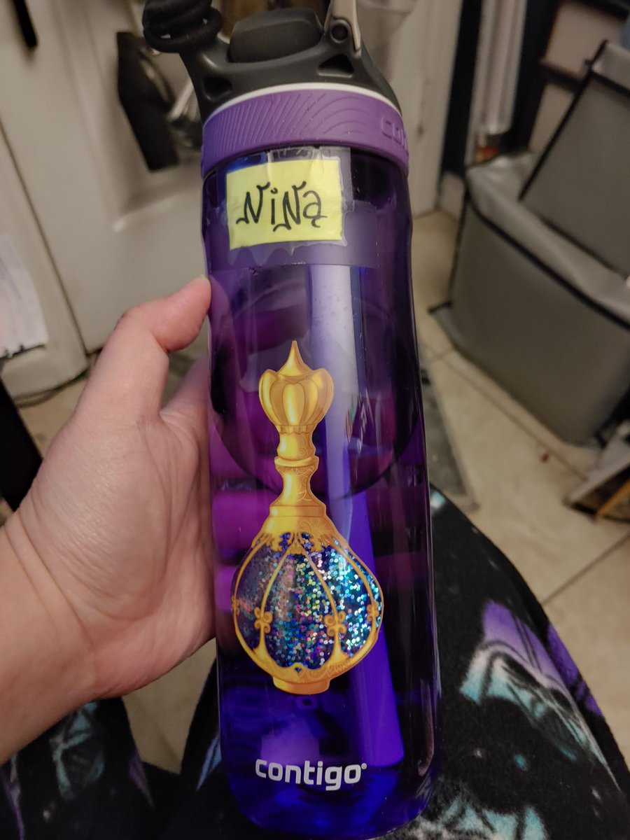 BrattyGrymblade's tweet photo. I got my Fantasia sticker from @victory_jump ! (And keychain)

I slapped that thing on my waterbottle. https://t.co/AYi3kVUCMr