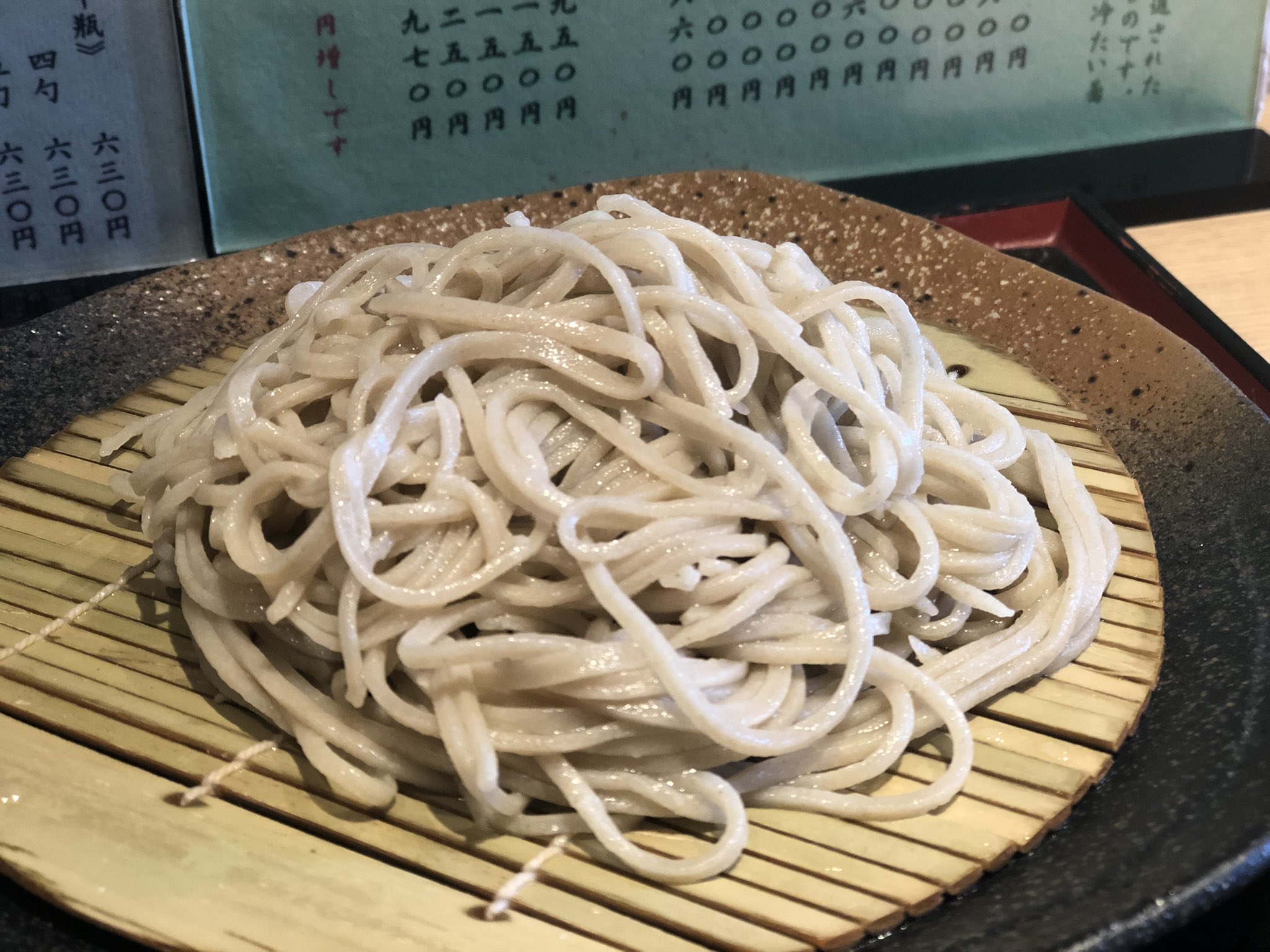 わせだなう 昼食は三色そば それぞれ別皿で順番に提供されるスタイル はじめに出てきた 一味切り の鮮やかさに驚きました 最後の田舎そばは箸先にお塩をつけていただきました 三色どれも個性的な美味しさ とろとろの蕎麦湯でからだも温まりました