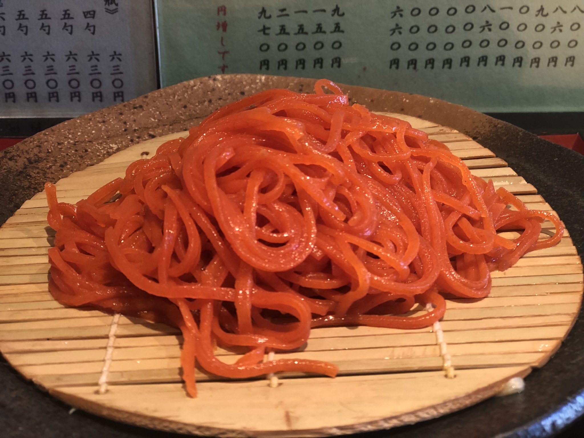 わせだなう 昼食は三色そば それぞれ別皿で順番に提供されるスタイル はじめに出てきた 一味切り の鮮やかさに驚きました 最後の田舎そばは箸先にお塩をつけていただきました 三色どれも個性的な美味しさ とろとろの蕎麦湯でからだも温まりました